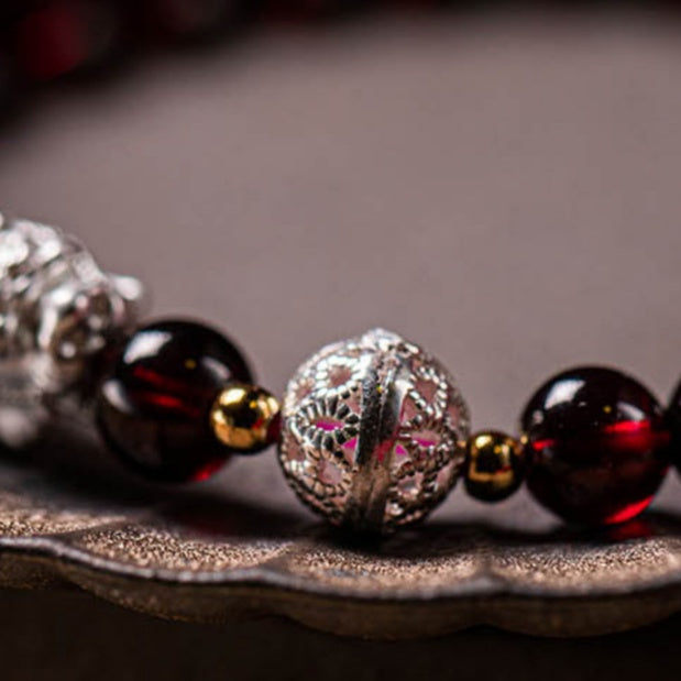 Armband mit natürlichem Granatstein und zwei Feng Shui Koi-Fischen zur Heilung