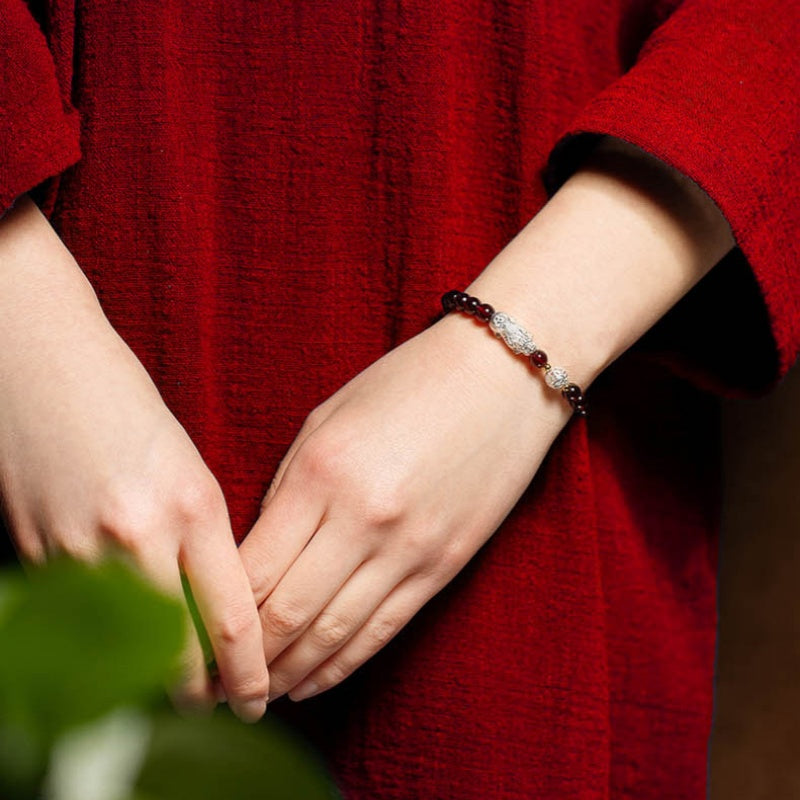 Armband mit natürlichem Granatstein und zwei Feng Shui Koi-Fischen zur Heilung