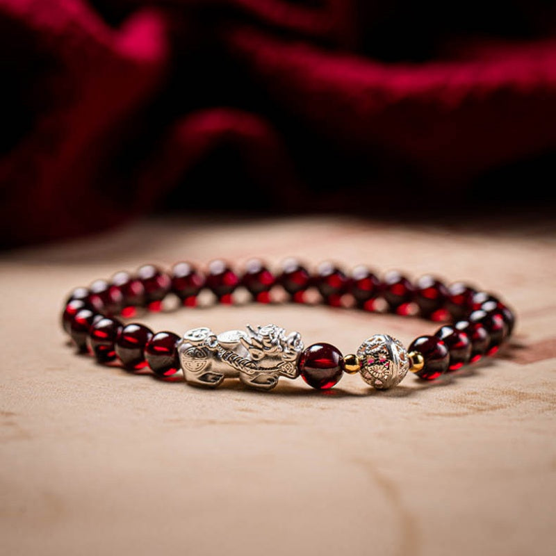 Armband mit natürlichem Granatstein und zwei Feng Shui Koi-Fischen zur Heilung