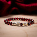 Armband mit natürlichem Granatstein und zwei Feng Shui Koi-Fischen zur Heilung
