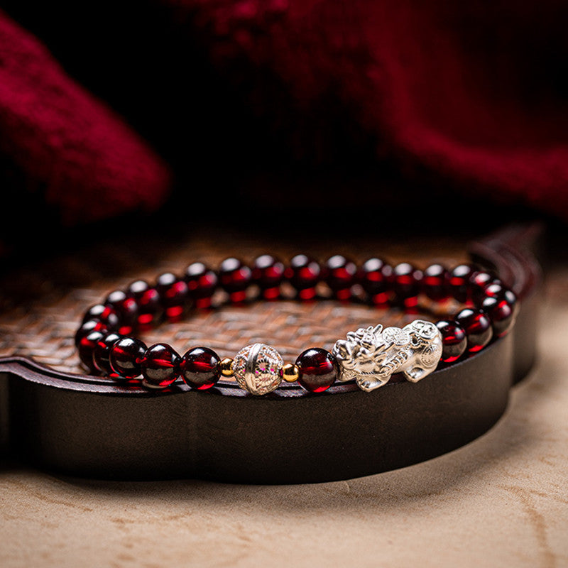 Armband mit natürlichem Granatstein und zwei Feng Shui Koi-Fischen zur Heilung