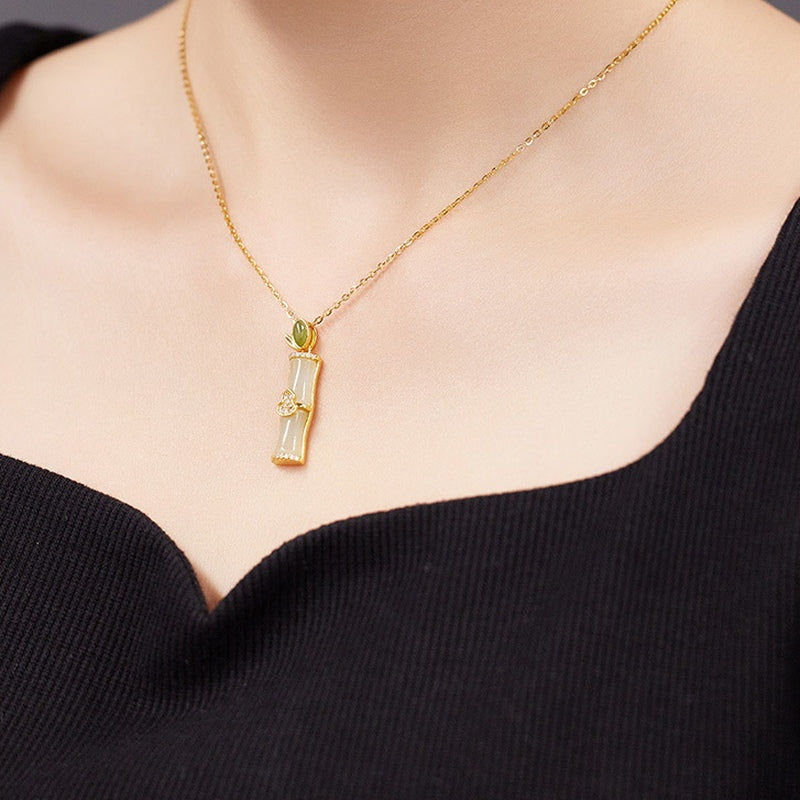 Close supplier model view of the jade necklace