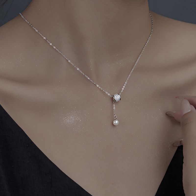 Supplier model wearing the imitation pearl tassel silver necklace