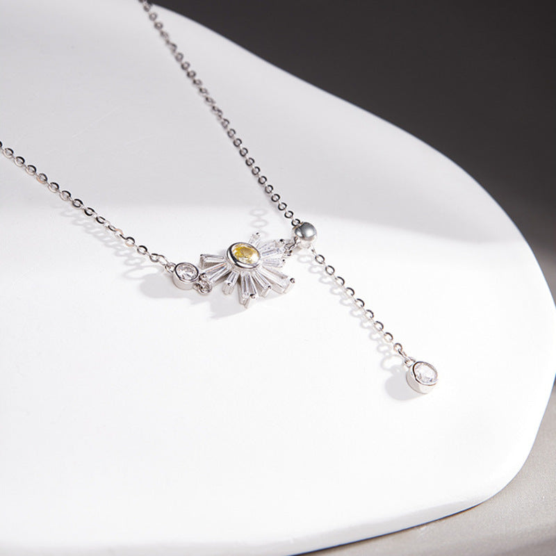 Daisy necklace resting on a white ceramic plate