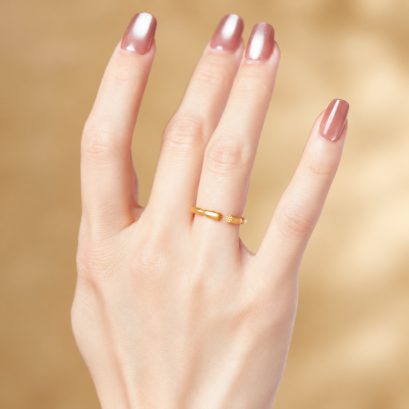 Original supplier model wearing gold-colored lotus root ring