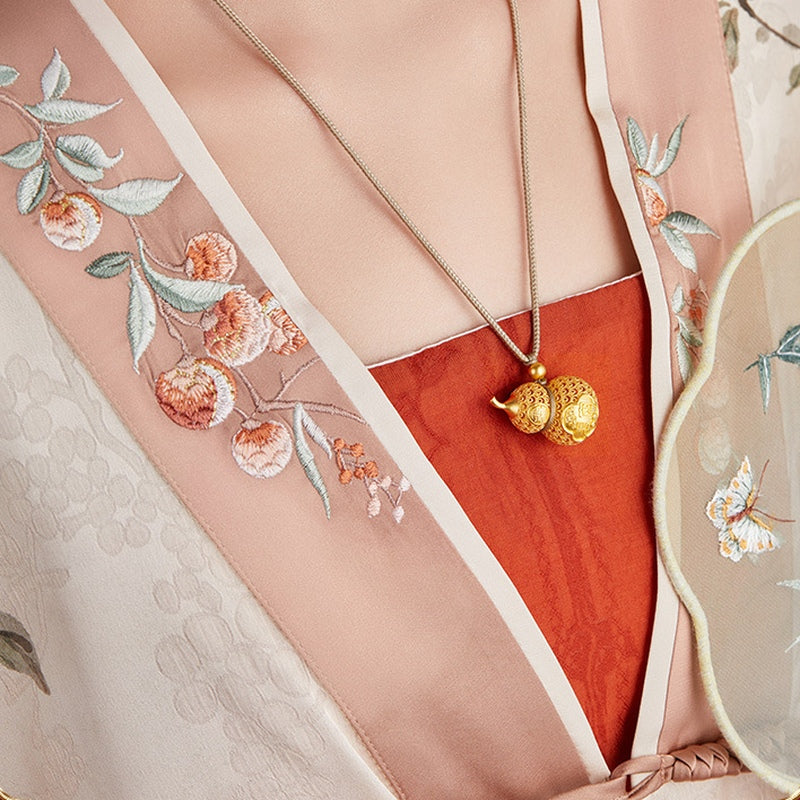 Supplier model wearing the Ruyi gourd cord necklace