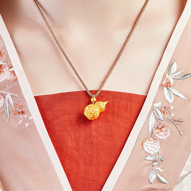 Original front model view of the gourd necklace