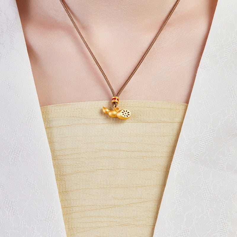 Supplier model wearing the lotus-root pendant necklace