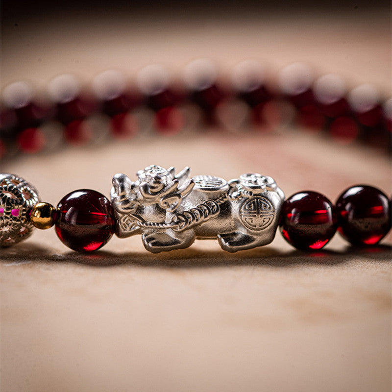 Armband mit natürlichem Granatstein und zwei Feng Shui Koi-Fischen zur Heilung