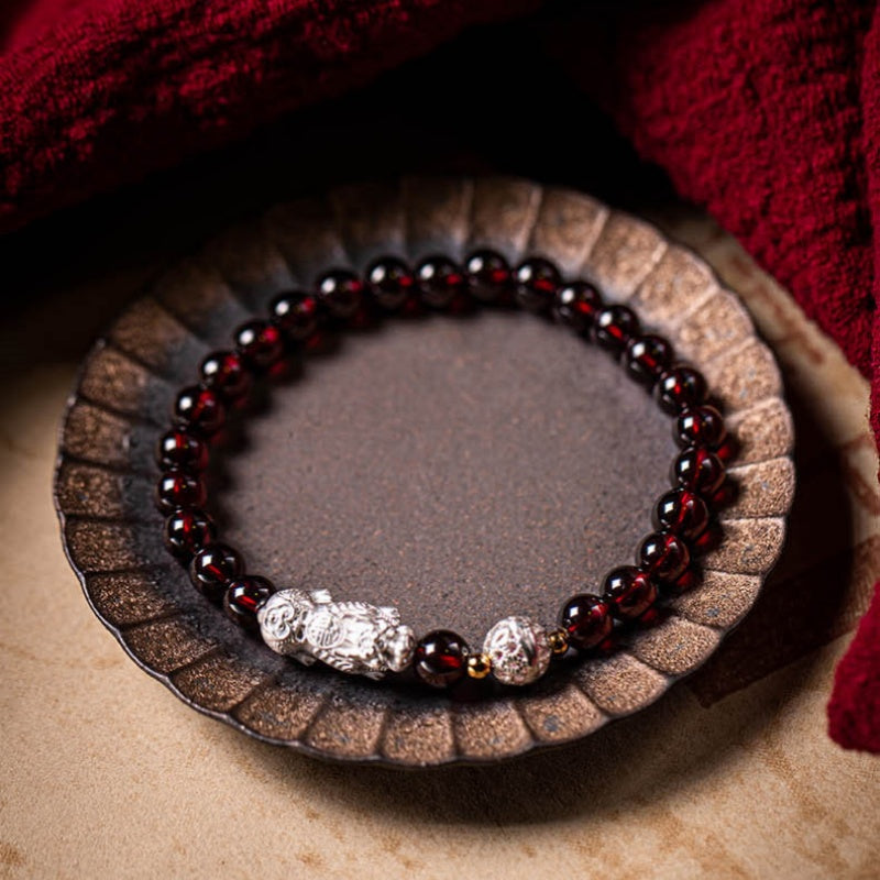 Armband mit natürlichem Granatstein und zwei Feng Shui Koi-Fischen zur Heilung
