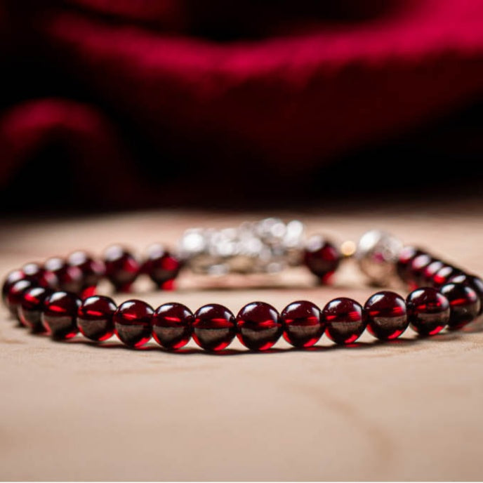 Armband mit natürlichem Granatstein und zwei Feng Shui Koi-Fischen zur Heilung
