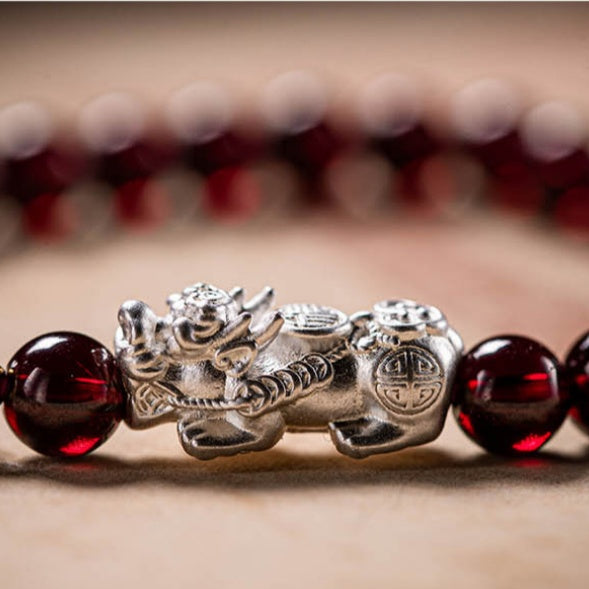 Armband mit natürlichem Granatstein und zwei Feng Shui Koi-Fischen zur Heilung