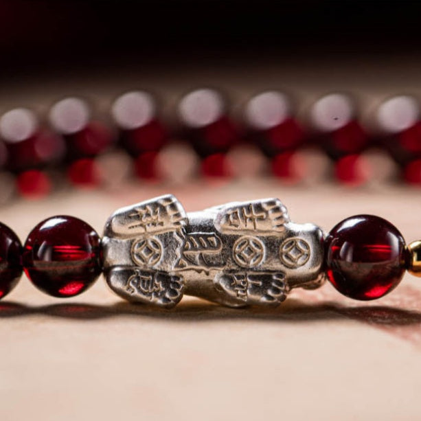 Armband mit natürlichem Granatstein und zwei Feng Shui Koi-Fischen zur Heilung