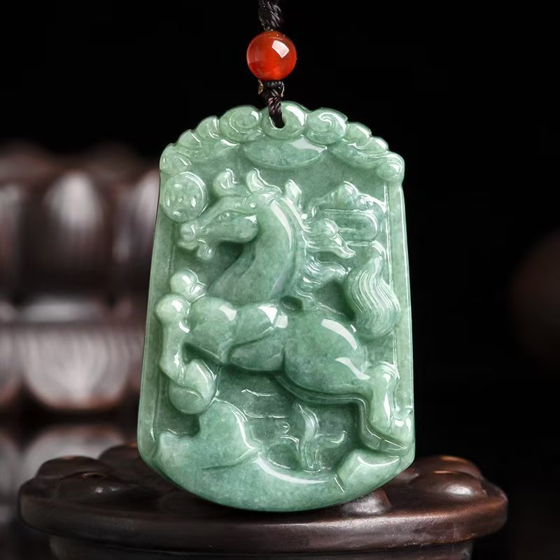 天然緑翡翠馬ペンダント - 成功と強さの象徴 – FengshuiGallary