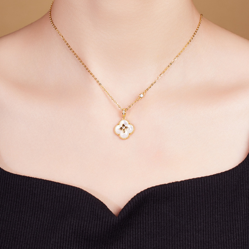 Mother-of-pearl four-leaf clover necklace 02-model