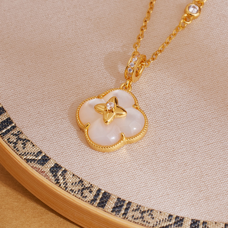 Mother-of-pearl four-leaf clover necklace 03-fabric