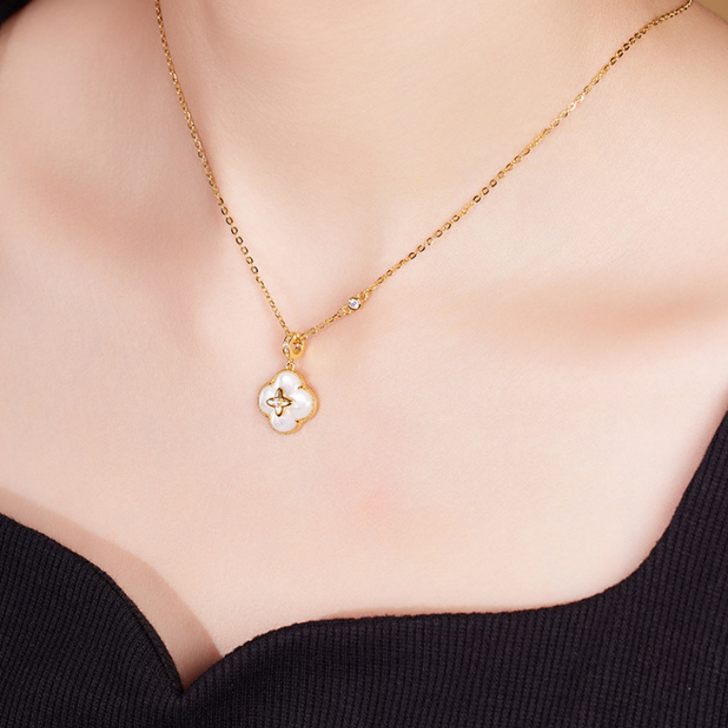 Mother-of-pearl four-leaf clover necklace 05-model