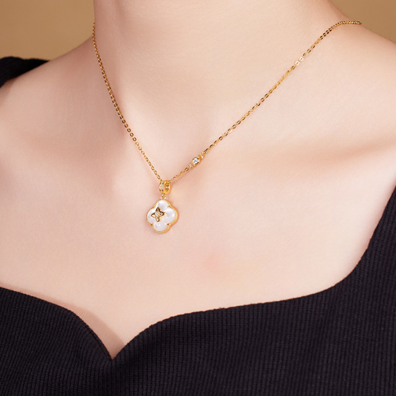 Mother-of-pearl four-leaf clover necklace 06-model