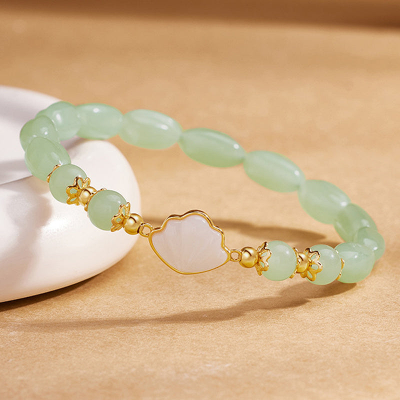 White shell fan and nephrite jade bracelet profile detail